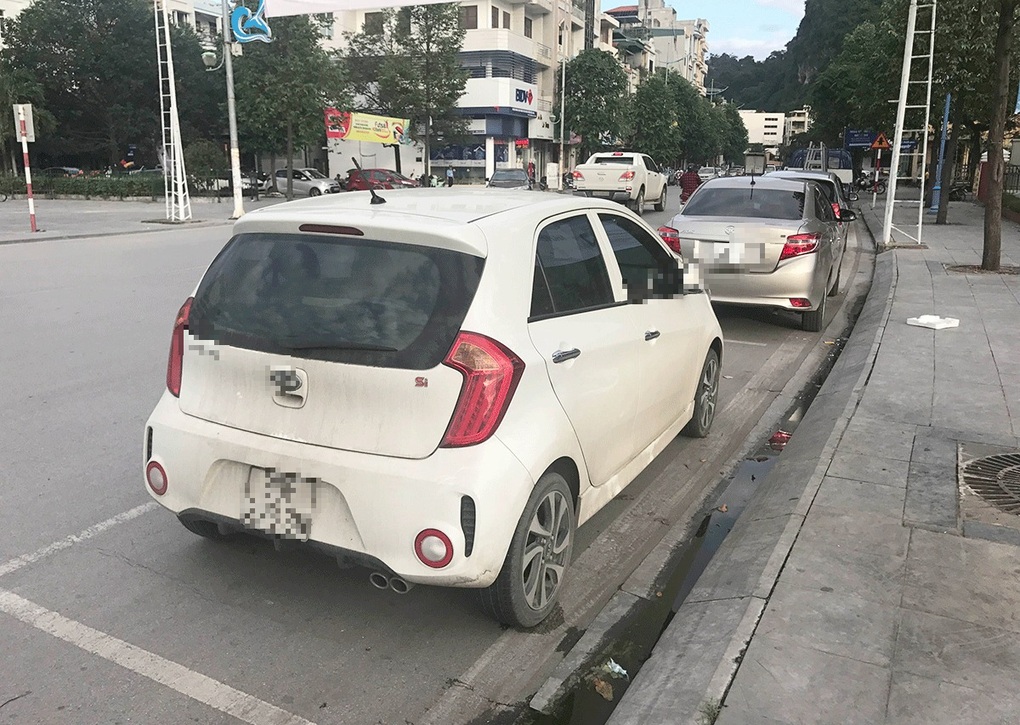 Đỗ ô tô không bật cảnh báo, gây tai nạn bị xử phạt như thế nào? - 1 Đỗ ô tô không bật cảnh báo, gây tai nạn bị xử phạt như thế nào? - 1