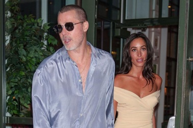 Chuyện tình với bạn gái kém 27 tuổi giúp Brad Pitt trẻ trung và hạnh phúc