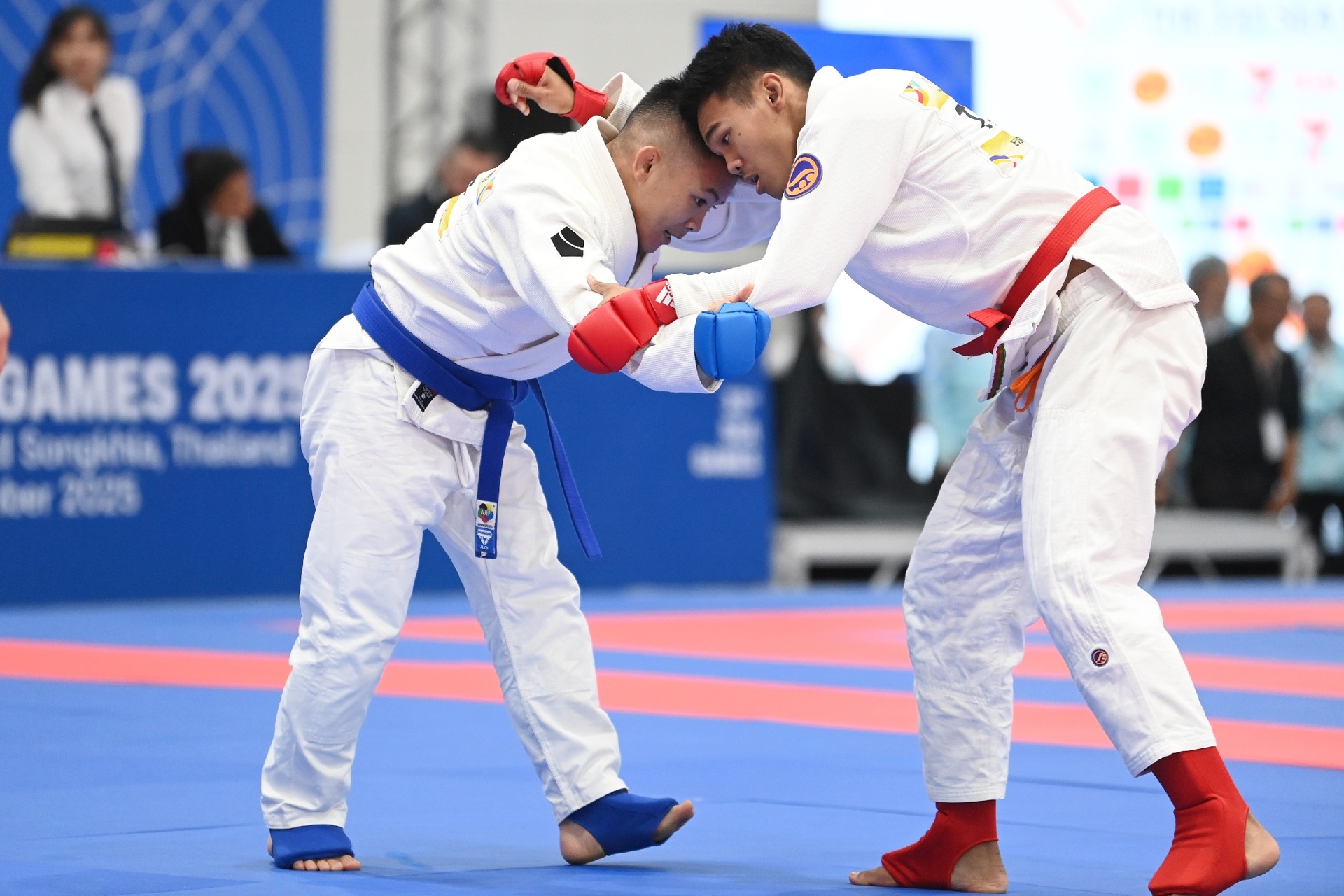 Världsmästaren Dao Hong Son förlorade sin öppningsmatch vid SEA Games med 33-8. Nhà vô địch thế giới Đào Hồng Sơn thua ngay trận ra quân SEA Games 33 - 8