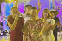 Clip hai bà sui "quẩy cực sung" trong đám cưới Mạc Văn Khoa gây sốt