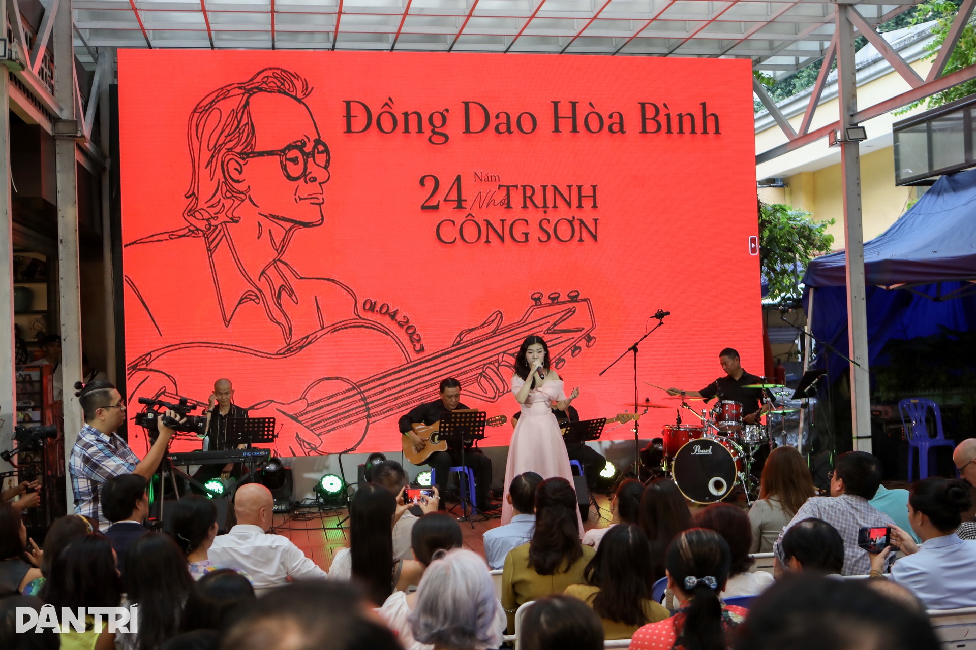 Hồng Nhung, Quang Dũng hòa giọng tưởng nhớ 24 năm ngày mất Trịnh Công Sơn - 2 Hồng Nhung, Quang Dũng hòa giọng tưởng nhớ 24 năm ngày mất Trịnh Công Sơn - 2