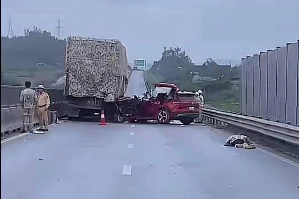 Ô tô con va chạm xe đầu kéo trên cao tốc, 4 người thương vong - 1