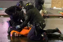 Cảnh sát Mỹ ngăn đồng nghiệp ghì đầu người biểu tình