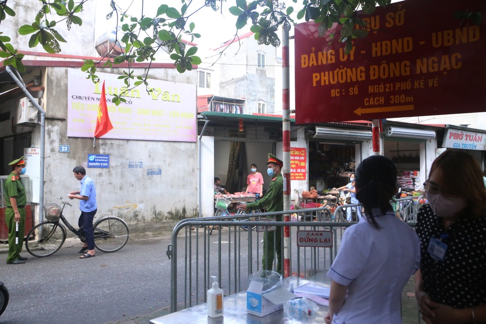 “Phố chợ” Hà Nội lập chốt nhắc nhở, tặng khẩu trang người dân - 3 “Phố chợ” Hà Nội lập chốt nhắc nhở, tặng khẩu trang người dân - 3