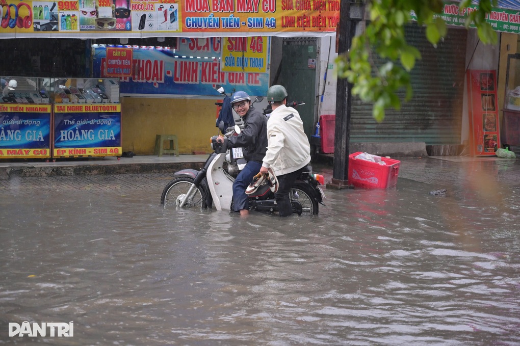 Dải hội tụ nhiệt đới nối với bão Kalmaegi gây mưa lớn ở TPHCM - 2