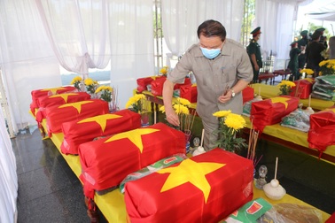 Truy điệu, an táng 16 hài cốt và 1 mộ tập thể liệt sĩ hy sinh tại Lào