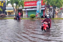 Mưa trái mùa hơn 3 giờ, đường phố xứ "công tử Bạc Liêu" biến thành sông