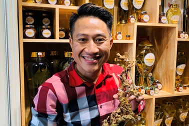 Chiêm ngưỡng “báu vật” Sâm Ngọc Linh rừng hơn 100 năm tuổi dáng rồng lượn