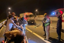 Giải cứu tài xế mắc kẹt trong cabin xe tải trên cao tốc Hà Nội - Hải Phòng