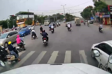 Lạ lùng xe con đùa giỡn thử phanh xe công-ten-nơ