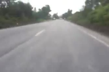 Lực lượng chức năng truy đuổi chiếc xe tải đâm vào xe CSGT rồi bỏ chạy