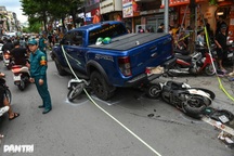 Xe máy nằm la liệt vụ ô tô đâm liên hoàn trên phố Khâm Thiên, Hà Nội