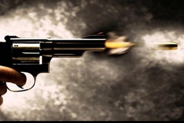 Súng cướp cò khi giằng co với vợ, người chồng trúng đạn tử vong