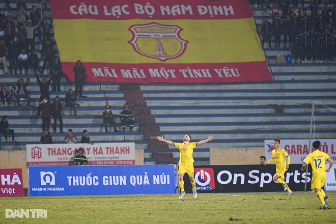 CLB Hà Nội thua đậm Nam Định: Thiên Trường mở hội, ngân vang khúc khải hoàn - 4 CLB Hà Nội thua đậm Nam Định: Thiên Trường mở hội, ngân vang khúc khải hoàn - 4