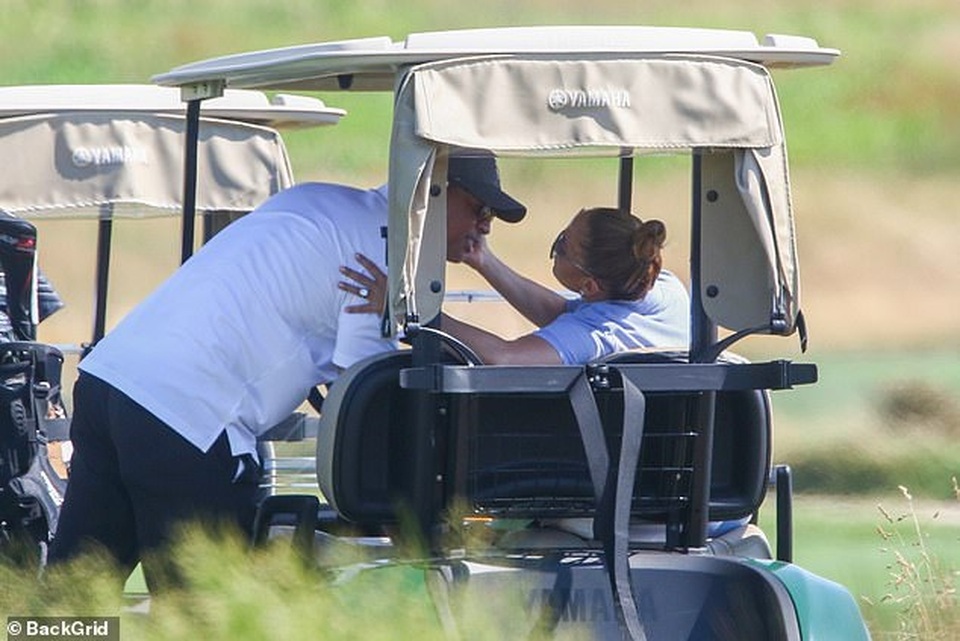 Jennifer Lopez tình tứ hôn bồ trẻ khi đi chơi golf - 2 Jennifer Lopez tình tứ hôn bồ trẻ khi đi chơi golf - 2