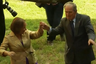 Cựu Tổng thống Bush trổ tài khiêu vũ