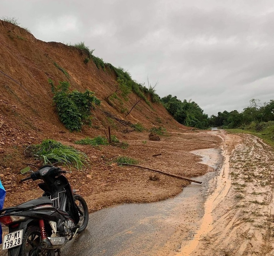 Khắp nơi sạt lở núi, di dời khẩn cấp nhiều hộ dân - 6 Khắp nơi sạt lở núi, di dời khẩn cấp nhiều hộ dân - 6