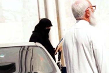 Em bé 15 tháng tuổi bị chú chặt đầu ngay giữa chợ