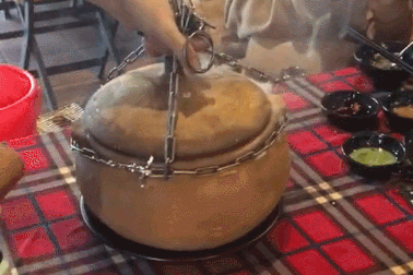 Lạ lùng gà nướng đá núi lửa ở Đà Lạt, thực khách ăn phải dùng búa đập niêu