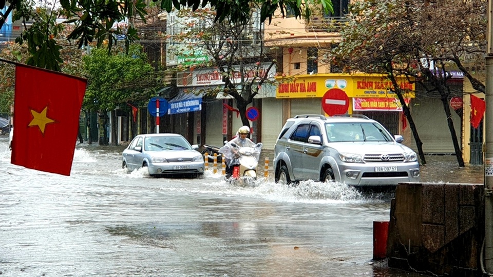 Mùng 1 Tết phố ngập như sông, nước lênh láng trong nhà - 1 Mùng 1 Tết phố ngập như sông, nước lênh láng trong nhà - 1