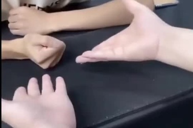 Những màn ảo thuật đơn giản để trêu đùa bạn bè