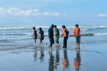 Nam du khách TPHCM bị sóng cuốn mất tích khi tắm biển ở Lâm Đồng