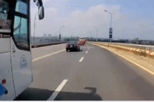 Nổi bật tuần qua: Xe khách vượt kiểu "cướp đường" trên cầu gây khiếp sợ