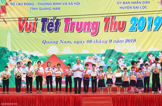 Thủ tướng tặng quà Trung thu cho trẻ em nghèo - Ảnh 5.