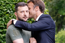 Khoảnh khắc gây sốt của hai Tổng thống Macron - Zelensky