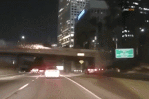 Khoảnh khắc ô tô lao khỏi cầu vượt rồi bốc cháy như phim hành động