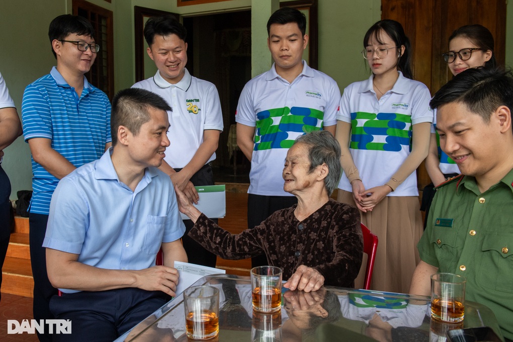Kính cẩn nghiêng mình tri ân những người làm rạng rỡ Việt Nam - 2