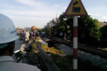 Băng qua đường sắt, một phụ nữ bị tàu tông chết