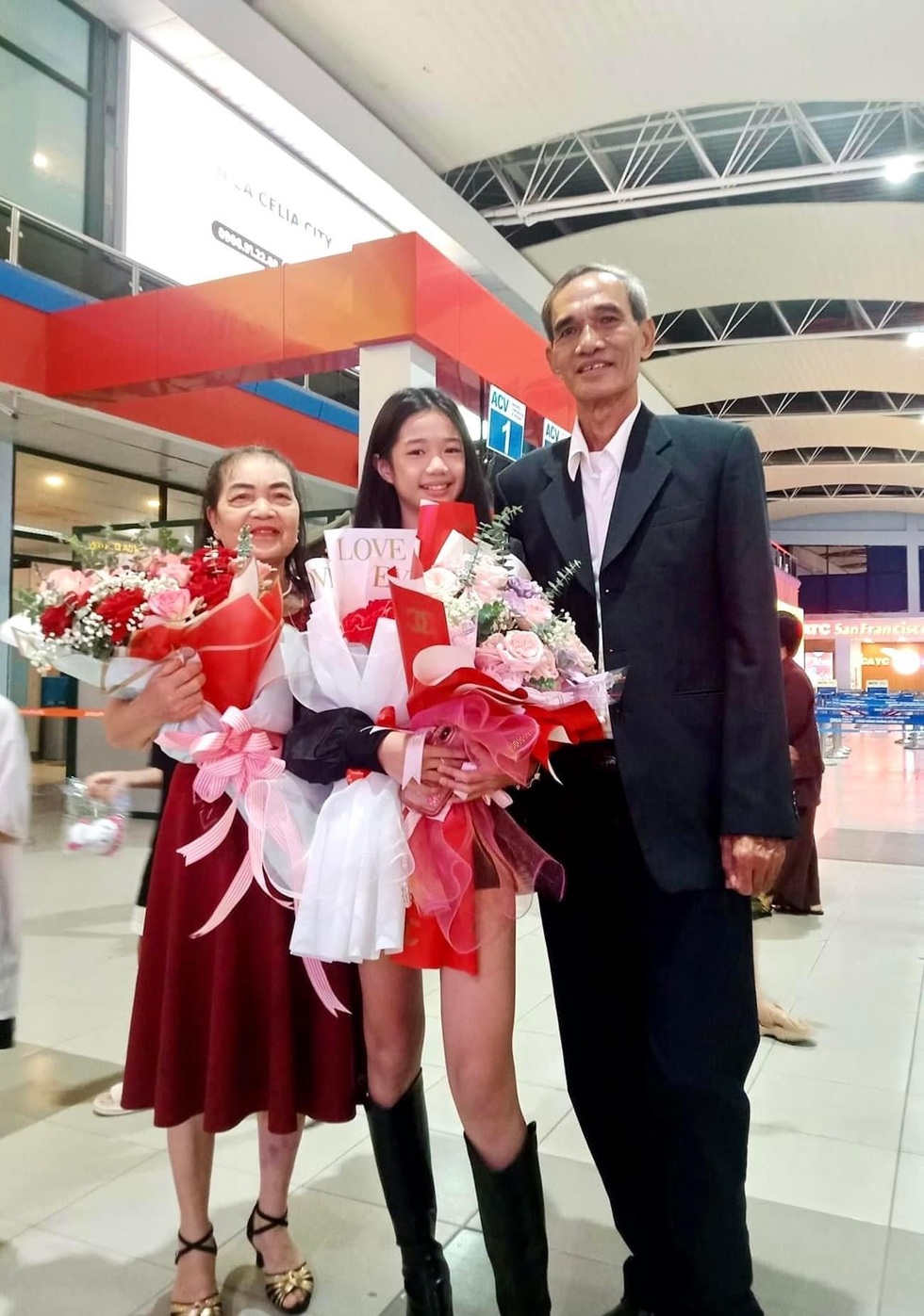 Cô bé 11 tuổi ở Quảng Bình cao 1,67m, đoạt cúp vàng mẫu nhí châu Á - 4 Cô bé 11 tuổi ở Quảng Bình cao 1,67m, đoạt cúp vàng mẫu nhí châu Á - 4