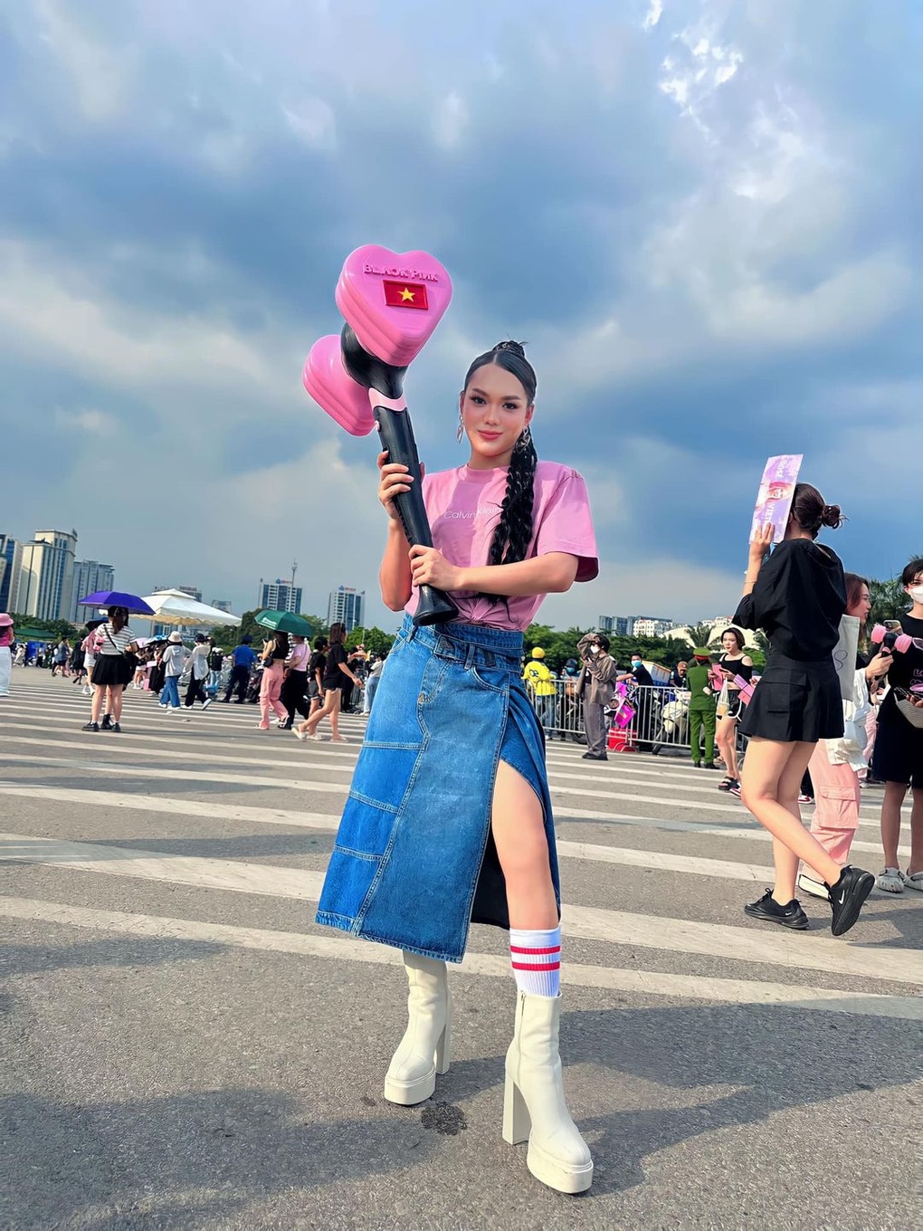 Loạt khoảnh khắc đội mưa đi xem Blackpink đáng nhớ của sao Việt - 12 Loạt khoảnh khắc đội mưa đi xem Blackpink đáng nhớ của sao Việt - 12