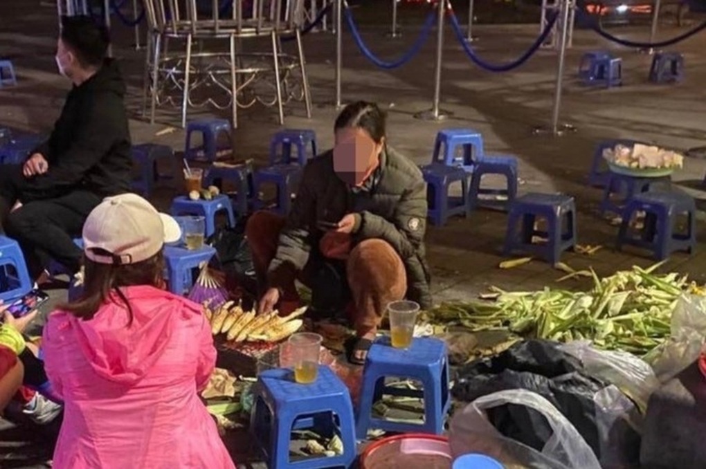 Công an làm việc với người chặt chém 80.000 đồng một củ khoai nướng - 2 Công an làm việc với người chặt chém 80.000 đồng một củ khoai nướng - 2