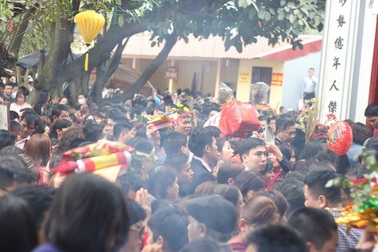 Hàng vạn người chen chân lễ phủ Tây Hồ ngày đầu năm