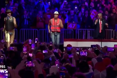 Ông Trump nhún nhảy trước hàng nghìn người ủng hộ trước lễ nhậm chức