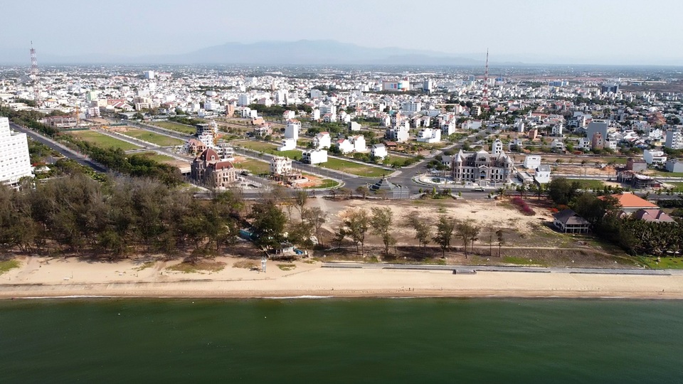 Cận cảnh sân golf Phan Thiết chuyển đổi sang khu đô thị đang bị kiểm tra - 1 Cận cảnh sân golf Phan Thiết chuyển đổi sang khu đô thị đang bị kiểm tra - 1