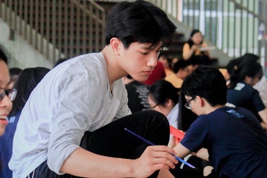 “Hot boy cầm bảng” trường Ams trổ tài vẽ tranh trong ngày hội thầy trò