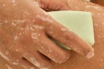 Tạm biệt da khô như da cá sấu, nổi đốm nâu khi bạn làm cách này