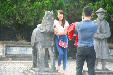 Du khách thích thú cưỡi ngựa đá lăng vua lấy hên năm mới