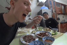 Du khách Mỹ phản ứng ra sao khi nếm thử món tiết canh vịt Việt Nam?