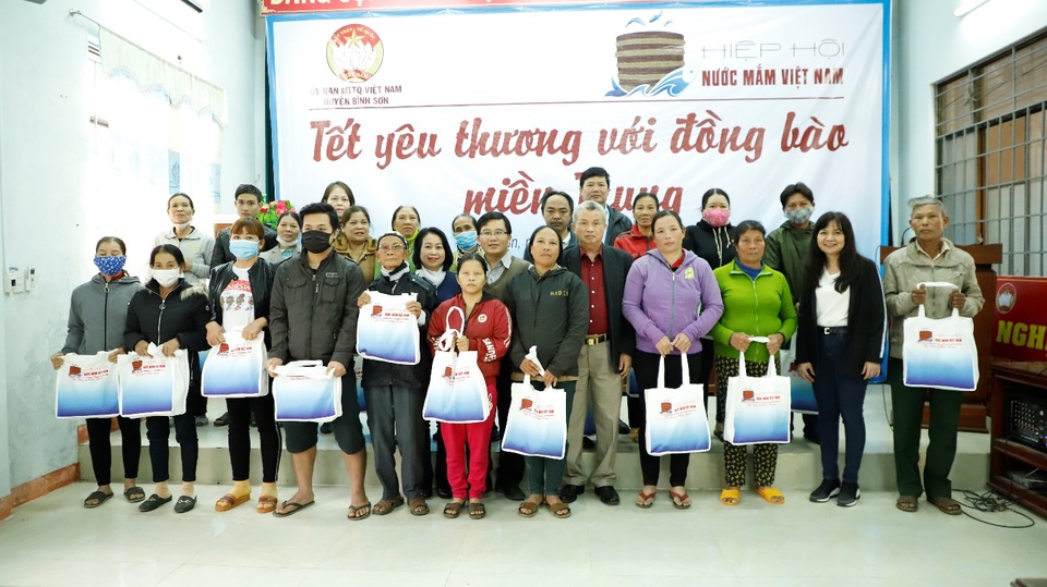 Đoàn Hiệp hội Nước mắm Việt Nam thăm và tặng quà Tết bà con tại Quảng Ngãi - 2 Đoàn Hiệp hội Nước mắm Việt Nam thăm và tặng quà Tết bà con tại Quảng Ngãi - 2