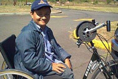 Giám đốc ngồi xe lăn