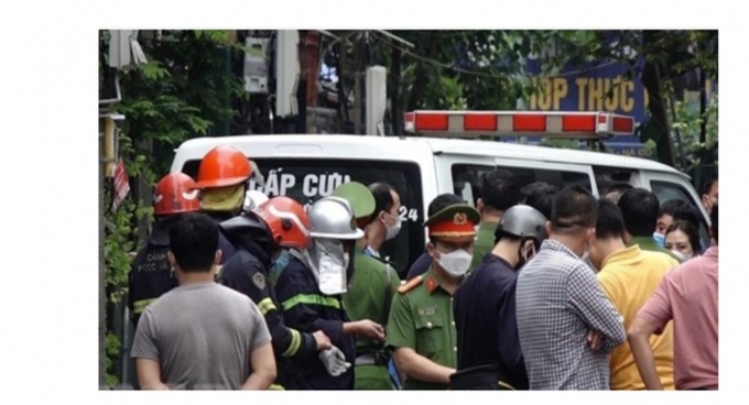 Lực lượng chức năng có mặt tại hiện trường vụ hỏa hoạn để tìm kiếm, cứu hộ, cứu nạn.