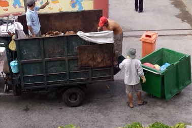 Đề xuất giảm 50% học phí cho con  của người lao động thu gom rác