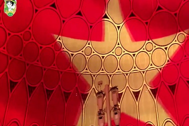 Hình ảnh cờ Việt Nam chiếu trên mái vòm lớn nhất thế giới