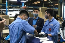 Có phải đóng BHXH cho lao động đã đủ tuổi hưu không?