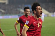 Công Vinh và Tấn Tài ra sân từ đội hình chính trước Lào
