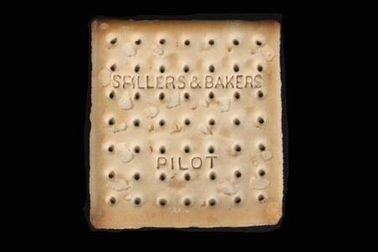 Bánh quy cứu hộ tàu Titanic được bán đấu giá hơn 500 triệu đồng